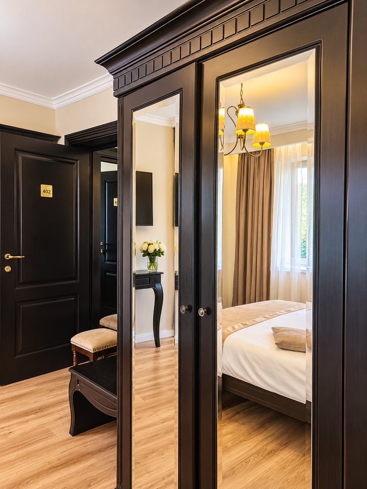 Cameră dublă cu balcon – oglindă și intrare
