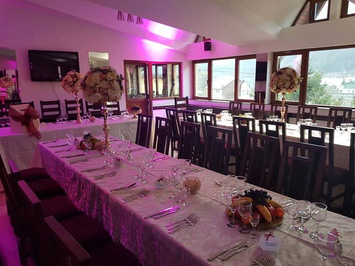 Restaurant decorat pentru eveniment